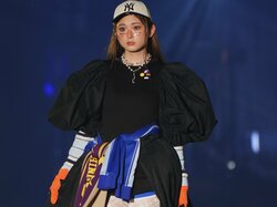 身長175センチゆうちゃみ、レースタイツから大胆に美脚を覗かせ破壊力抜群「足長！！」「スタイルすごい」ランウェイ堂々闊歩に羨望の声