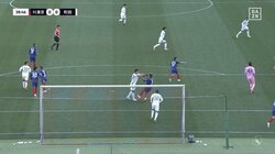 「おい、それいらんやろ！」韓国代表FW、元日本代表DFを突き飛ばしてイエローカード！両軍入り乱れる小競り合いにスタジアム大ブーイング