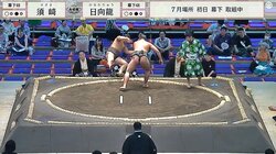 「力士が吹っ飛んだ」「嘘だろ」館内どよめきの衝撃展開 たった“ひと押し”で…驚異の腕力に「力強すぎだろ」驚きの声