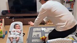 赤ちゃんがお父さんに「来んのかい！」笑顔が凍り付く“キョトン顔” 200万人がほっこり