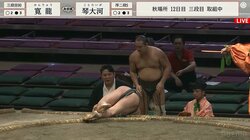 力士を襲ったアクシデントに相手力士しばし呆然 「変な方向に」心配の声も 車椅子で退場する際には館内から安堵と激励の拍手