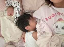 辻希美、夫・杉浦太陽が出張中の朝を公開「3人でくっついて寝ています」