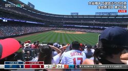 「ショーヘイ、ここまでおいで」大谷翔平、今季5号を待ち焦がれるスタンドファンの熱視線に現地カメラが注目
