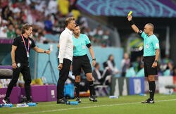 両チーム合わせてイエロー6枚、ファウル33回 大荒れの試合にサウジの"イケオジ"指揮官も大激怒「肘入ってるぞ！」