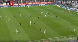 何をした…！？ 堂安律、一瞬見せた“ジェスチャー”「さすがすぎる」「見逃さないな」解説者が称賛… 相手チームの隙を突く動き