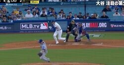 何が起きた…？ 大谷翔平の打席で“謎のハプニング”「どうした」「ビックリした？」 相手投手が突然フラフラする… ファン騒然「珍プレー行き」