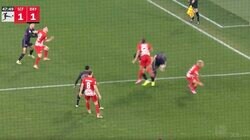 堂安律にあわや大惨事の危険プレー！背後から突き飛ばされる→顔面に飛びヒザ蹴りが直撃しかける衝撃の瞬間　ブンデスでも繰り広げられる激しい日韓戦