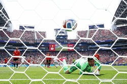 【W杯】ベルギーの“最強守護神”を打ち破った衝撃ゴラッソに「クルトワでも止められないのか」SNS騒然