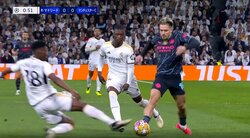 「危ねえ！」「何してんだよ」試合開始30秒でイエローカード！激しすぎる極悪スライディング発射でFK献上＆次節出場停止も確定した瞬間