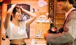 「こんな彼女欲しい」橋本環奈似のJKグラドル、デート中の"暗闇ボディタッチ"に片思い男子の想いが爆発『オオカミくん』5話