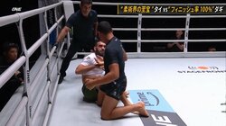 「どういうこと？」会場騒然の珍事！ レフェリーがタップに気づかず“10秒間で2度タップ”の悲劇 「ヒールでタップしたと思ったけど…」勝者も困惑の事態