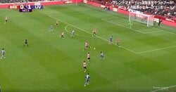 「変態パス！」「もはや意味不明」なんでそこを通す？予想を遥かに超えた“完璧スルーパス”が炸裂した瞬間　解説者を思わず唸らせた… 復活した“サラー神”によるスーパーアシスト