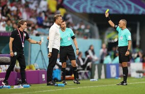 両チーム合わせてイエロー6枚、ファウル33回 大荒れの試合にサウジの"イケオジ"指揮官も大激怒「肘入ってるぞ！」