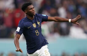 「爆笑」「この写真は一体何!?」W杯連覇に王手のフランス代表、若手MFが笑顔で宙吊りにされる謎の写真が大反響「幸せ過ぎる」