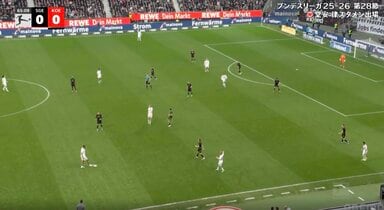 何をした…！？ 堂安律、一瞬見せた“ジェスチャー”「さすがすぎる」「見逃さないな」解説者が称賛… 相手チームの隙を突く動き