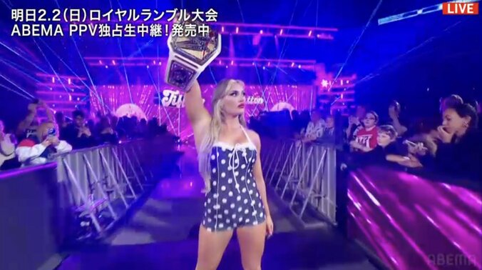 大胆な衣装で登場したティファニー