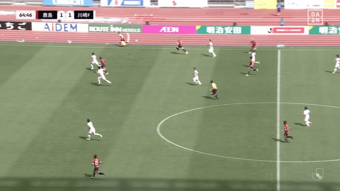 衝撃級！ 鈴木優磨の“神スルーパス”にファン騒然「ほら打てよ！ってメッセージ付き」「ケインやん」「スピードもコースも完璧」決勝点アシストの瞬間 2枚目