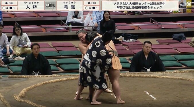 「動くな!」熱戦の最中に行司が取組を中断 あわやのハプニングに約40秒“待った”…声荒げ、緊張走る一幕も 3枚目