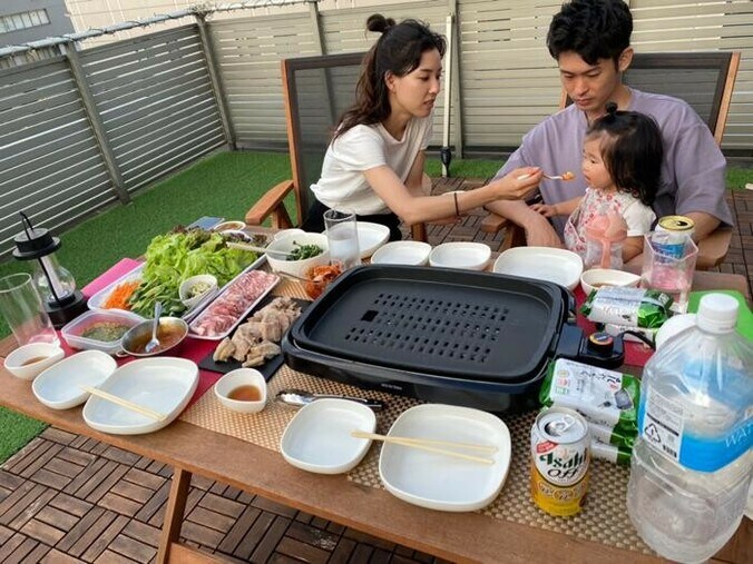  つちやかおり、孫らと自宅のテラスで食事「心地良い風に吹かれ癒しの時間」  1枚目