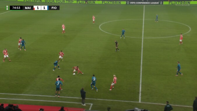 えっ、足が伸びた？ 佐野海舟が“異次元のディフェンス”炸裂 敵を誘導→超反応でボールカットした瞬間 3枚目