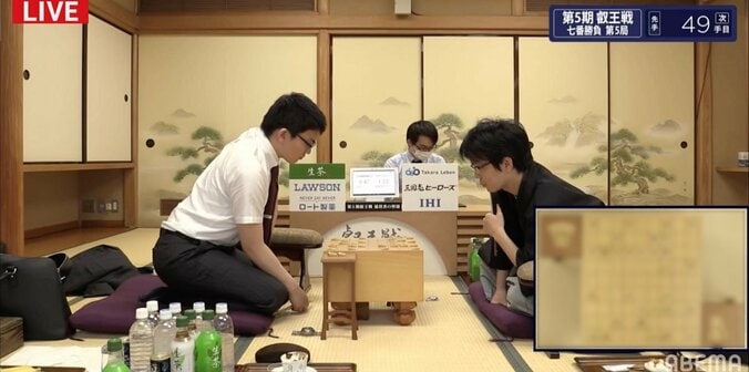 1勝1敗2持将棋 譲れない戦いでリードするのは 永瀬拓矢叡王 対 豊島将之竜王・名人 戦型は相掛かり／将棋・叡王戦七番勝負 1枚目