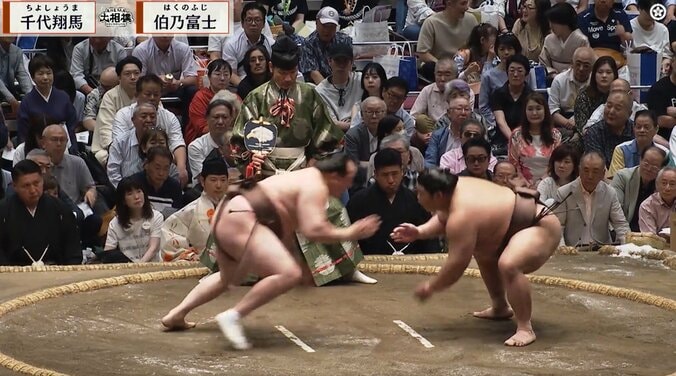 右手を上げ「待った」の意思を表明する伯乃富士