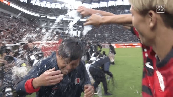 選手乱入！ 鹿島・鬼木達監督、“手荒すぎる祝福”でびしょ濡れ「切り込み隊長が好き」「ニコニコで水かけ笑」鈴木優磨の“言い訳”も話題 5枚目