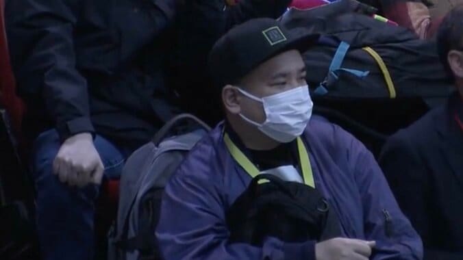 【写真・画像】大相撲中継で“人気お笑い芸人”が「見つかってしまった」 横綱土俵入りで拍手する姿に「めっちゃ抜かれてる」話題　1枚目