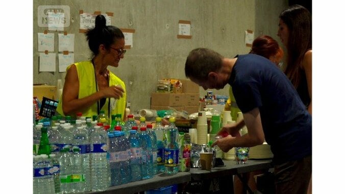 用意された飲料品を選ぶ避難者　仏ボルドー　2026年7月28日