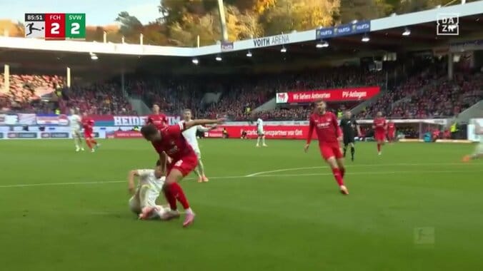 日本代表DFが衝撃の“強引クロス”で決定機演出「アシストかと…」「勢いを作るプレー」倒れながらの無理やりパスが脚光 4枚目