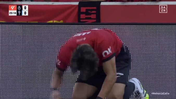 浅野拓磨、痛恨の決定機逸に感情むき出し！コントロールショットを外してピッチを殴りつける姿にファン「いいぞ」「魅せてんな」 3枚目