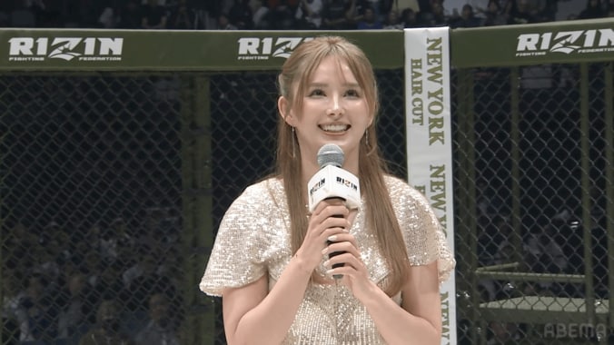 美女アンバサダー、スパンコールのド派手ドレスで笑顔