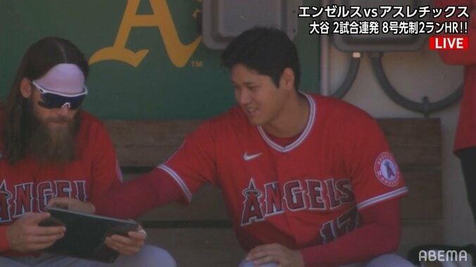 あんなホームラン、どうやって打つわけ？大谷翔平、仲良し選手と一緒に恒例の動画チェック 1枚目