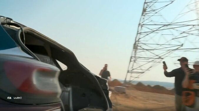 “砂漠の王者”、世界ラリーでリアハッチ外れるも“砂まみれで”激走！ 信じ難い光景に「軽量化レベル100」SNSでイジられる 2枚目