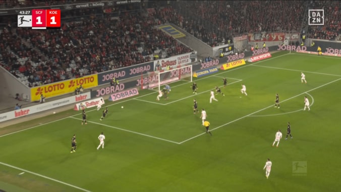 えっ、そこ通す？日本代表MF、絶品の“股抜きパス”で相手2人を無力化！鈴木唯人がタッチライン際から決定機演出 4枚目