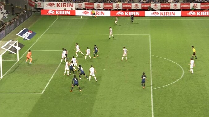 騒然！ 上田綺世の“消える動き”が超絶品「マークの外し方さすが」「急にファーに入った」出場５分で日本代表を救うダイビングヘッド弾 5枚目