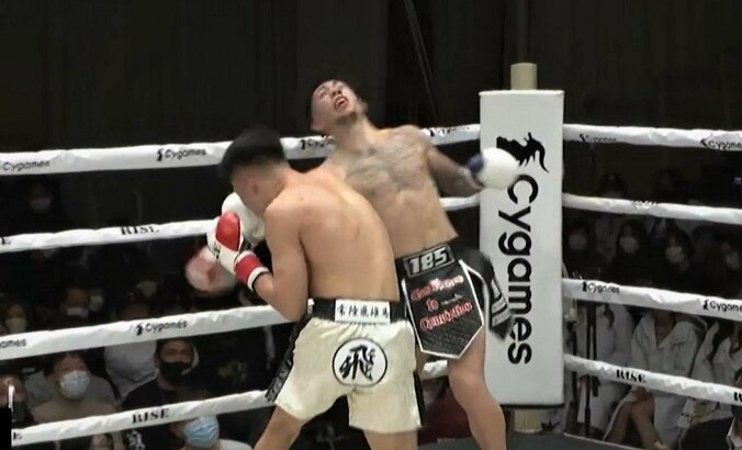 「倒れ方やばい」“前のめり”失神KOに視聴者騒然 劇的ラストに「キレイに打ち抜いた」称賛の声も 1枚目