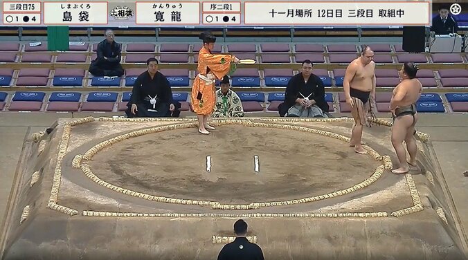 敗れた島袋は腰に手を当て愕然