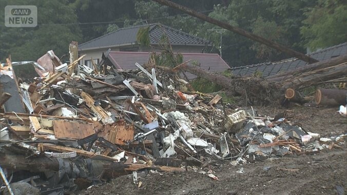 荒れる波「欠航だ！」台風26号北上 前線刺激で本州は警報級大雨 1枚目