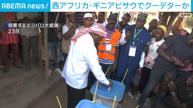 投票するエンバロ大統領