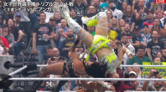 コーナーにいたリアとイヨを抱えて投げるビアンカ