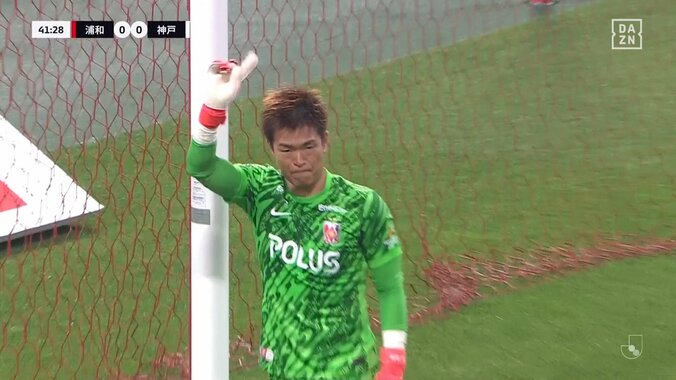 「絶対決まったと…」浦和GK西川周作の“神セーブ”に絶賛の嵐「完全に読み切ったな」完璧コース＆タイミングで横っ飛びした瞬間 5枚目