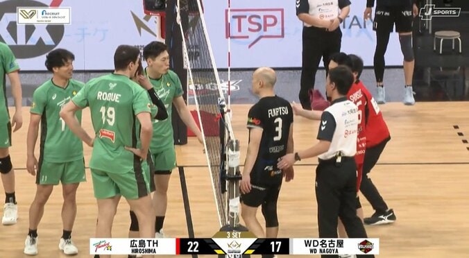 男子バレー、ネットを挟んで一触即発 両者睨み合いで波紋 緊迫の光景に「ヒヤヒヤする」ファン驚き 2枚目