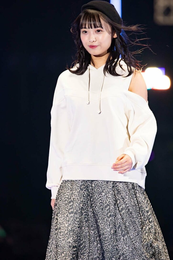 日向坂46が平成最後の『TGC』で3曲ミニライブ、濱岸ひよりが初ランウェイで笑顔を見せる