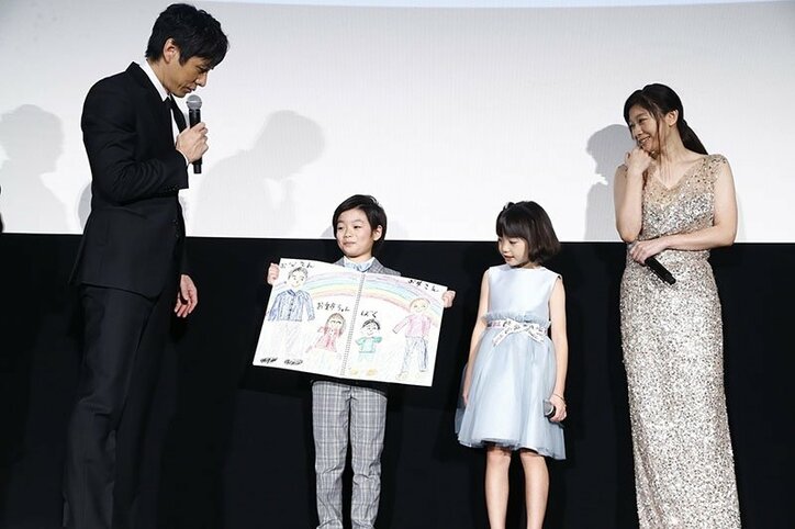 篠原涼子、子役からのサプライズに号泣！　“家族”が揃った『人魚の眠る家』公開記念舞台挨拶