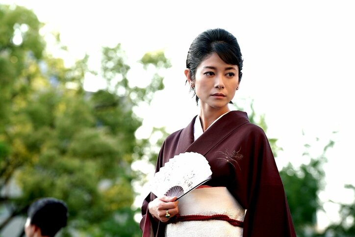 真木よう子が艶やかなクラブのママに　映画『孤狼の血』新場面写真