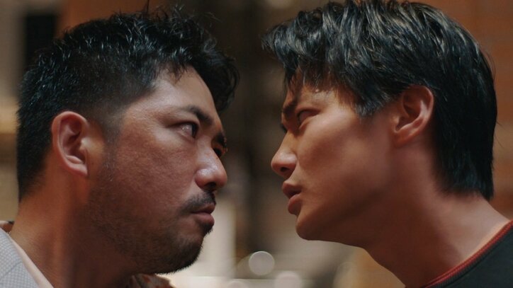 佐野玲於、涙のブチギレ！野村周平は激怒のパスタ顔面ストライク！名物キャラの登場にファンも「やり方えぐい」「まじでムカつく」『会社は学校じゃねぇんだよ 新世代逆襲編』