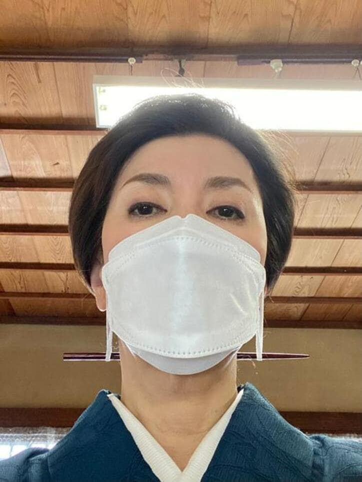  戸田恵子、斬新なマスクの付け方を披露「お箸で引っ掛けてます」  