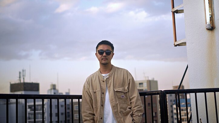 HOOLIGANZのラッパー：万寿、新作EP「6inks」から"ご愛嬌 feat. TAKUMA THE GREAT"のMVを公開。