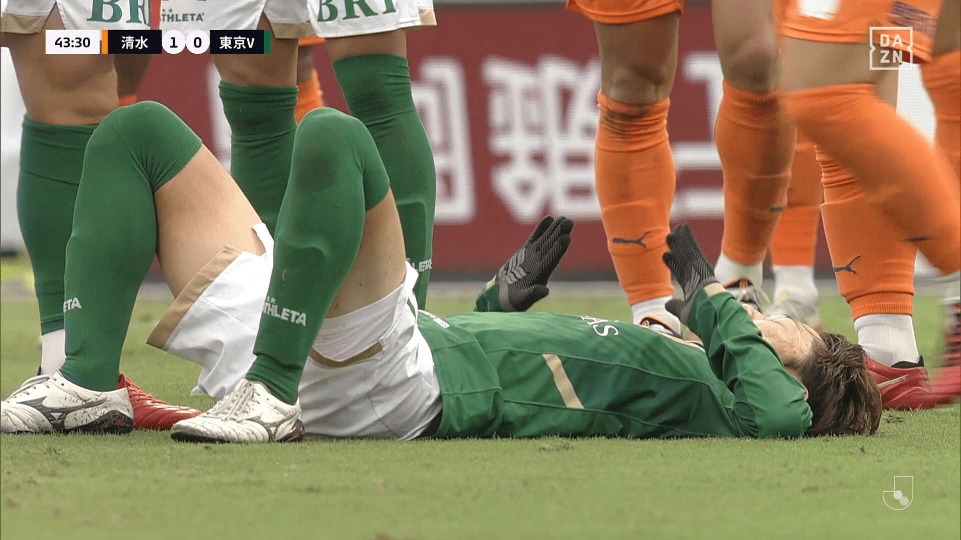 倒れ込んだ東京VのMF齋藤功佑